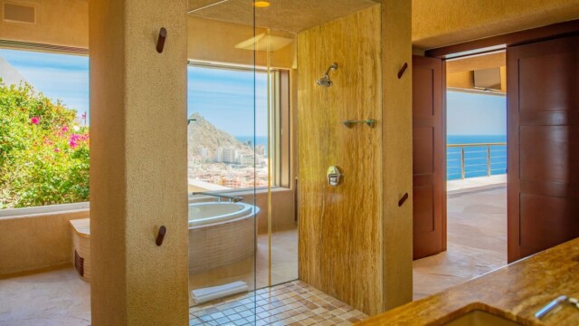 villa bellisima jacuzzi